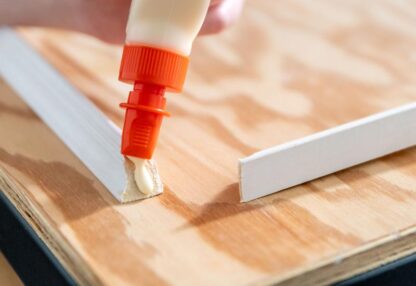 glueing-mitred-corners-with-picture-framing-wood-glue