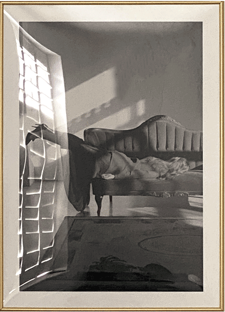 Poster framed with plexiglass which distorst the image Poster framed with reflective plexiglass